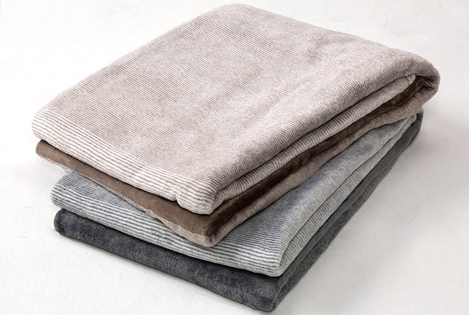 毛布 マイクロファイバー シングル 滑らか 軽い あたたかい 極細の繊維 たっぷり空気を含む ふんわり