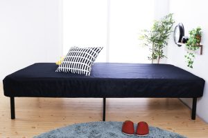 おしゃれメンズの一人暮らしに！狭い部屋でもピタッと収まる脚付きマットレス