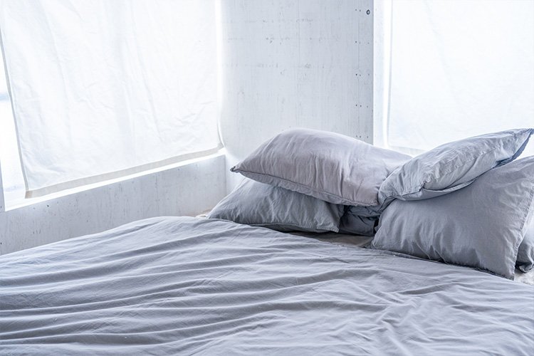 一人暮らしにゆったりと寝れるセミダブルベッドはいかがでしょうか？